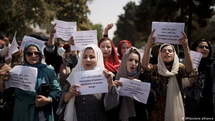 Grupo de mujeres vuelve a protestar contra los talibanes en Afganistán