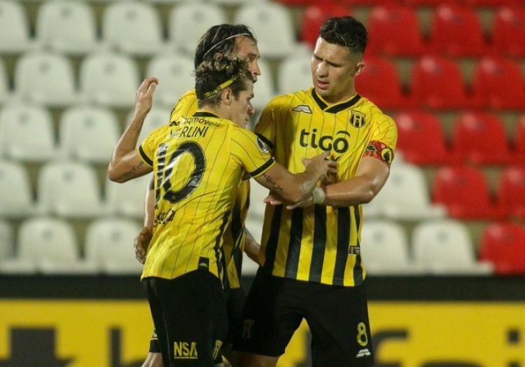 Espectacular remontada y goleada de Guaraní para seguir firme en Copa