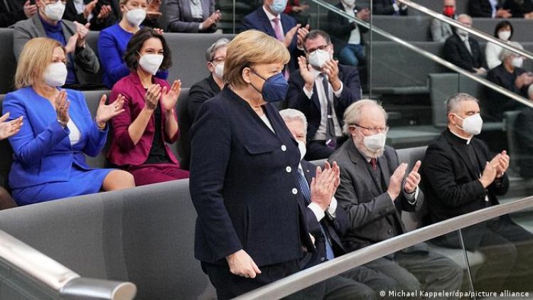 Larga ovación a Angela Merkel en el Parlamento alemán
