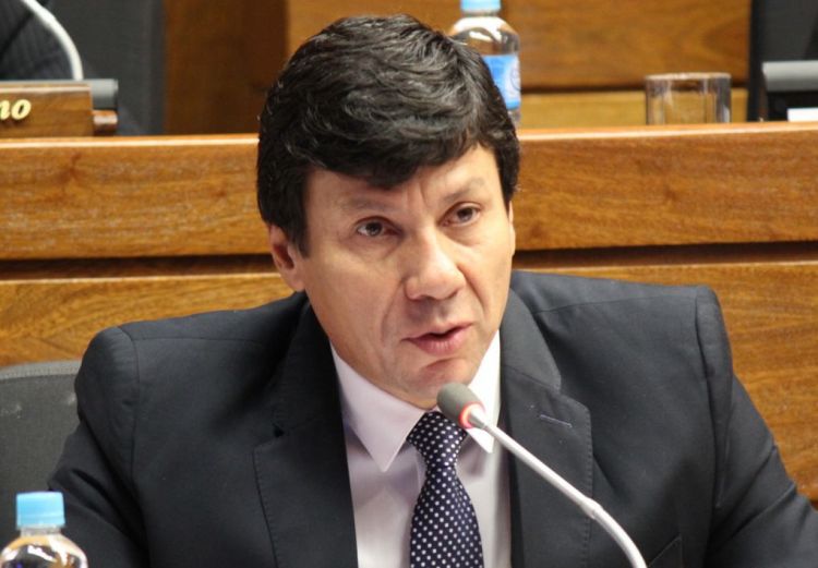 Diputado pide remover a Petta ante conducta "miserable y chantajista