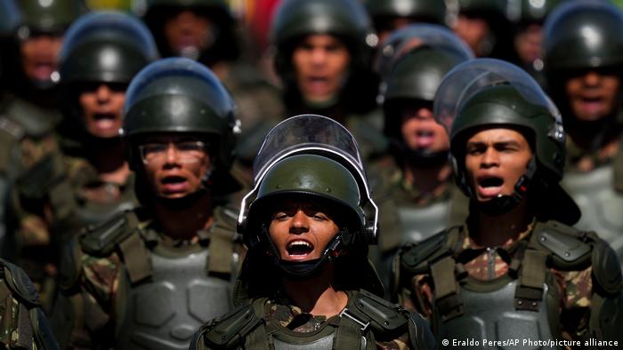 Urgen "despolitizar" a las Fuerzas Armadas de Brasil