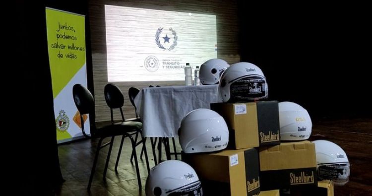 Entregan cascos gratuitos a motociclistas de Concepción