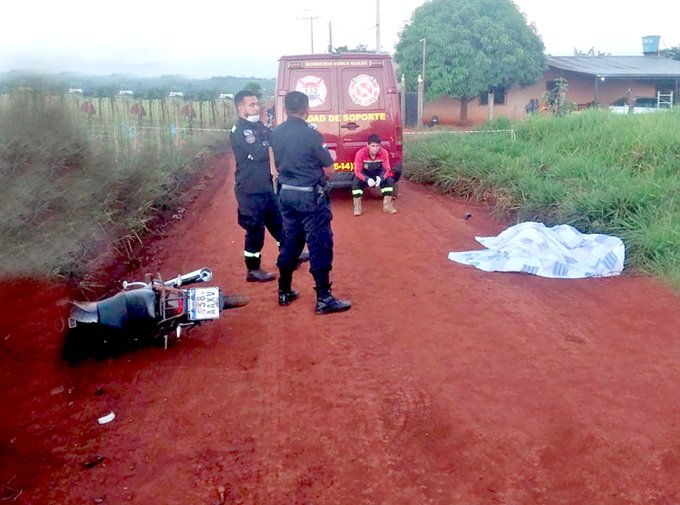 Minga Guazú: Joven muere al perder el equilibrio de su moto y caer aparatosamente