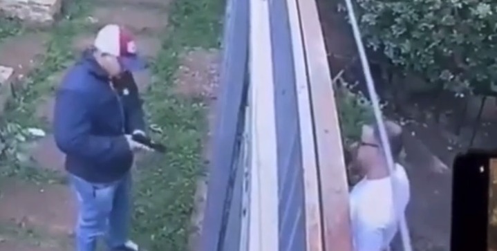 Sicario llegó caminando, golpeó las palmas y asesinó al dueño de casa, según revela el circuito