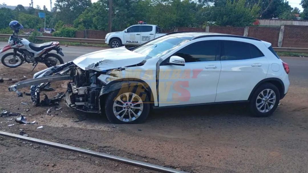 Encarnación: Auto se queda sobre las vías y sufre impacto por el Tren binacional