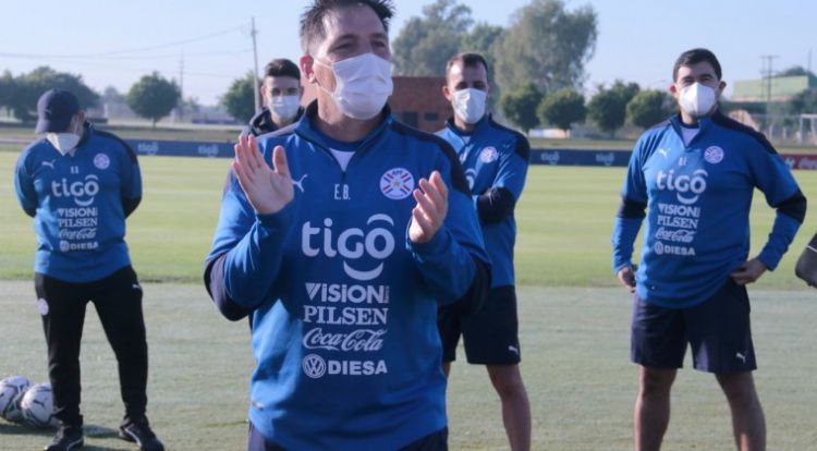 Berizzo trabaja con el equipo sparring antes de divulgar la convocatoria
