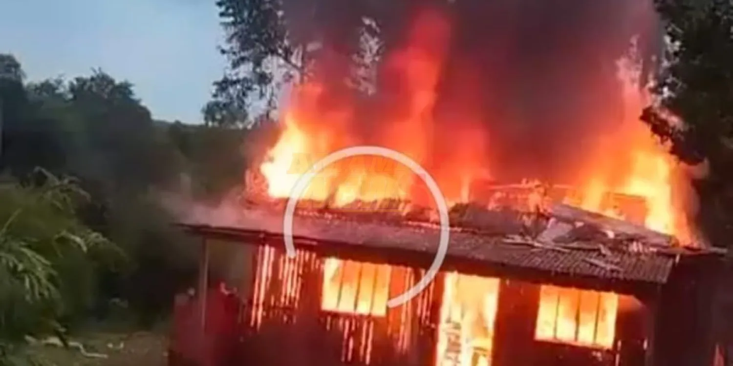 Precaria casa fue devorada por el fuego tras caída de un rayo