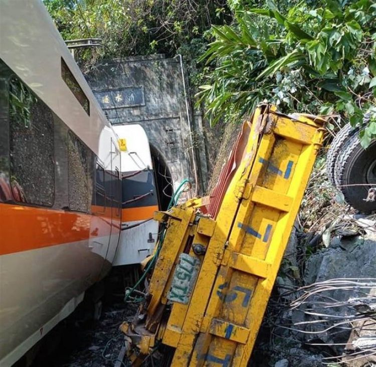 Decenas de muertos y heridos al descarrilarse un tren en un túnel en Taiwán