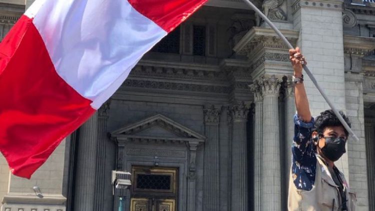 Congresista peruana toma ducha desnuda en plena comisión parlamentaria