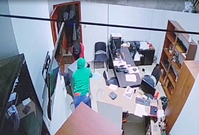 Bandidos fuertemente armados roban caja fuerte de supermercado en CDE