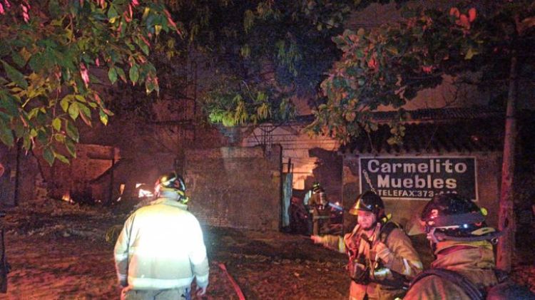 Voraz incendio consume carpintería en Barrio Obrero de Asunción