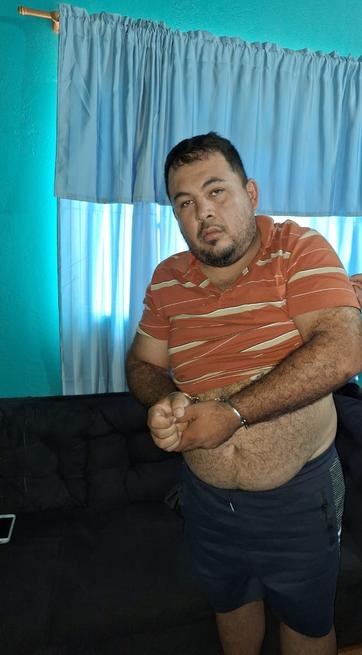 Policía detiene a hombre con ocho ordenes de captura