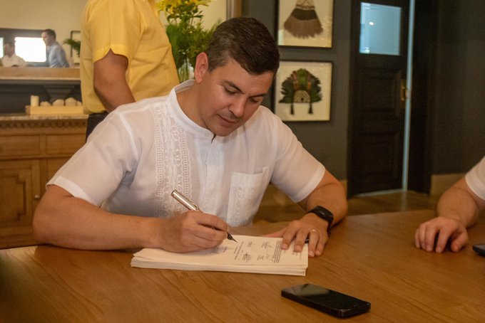 Santi promulgó la Ley de Conflicto de Intereses