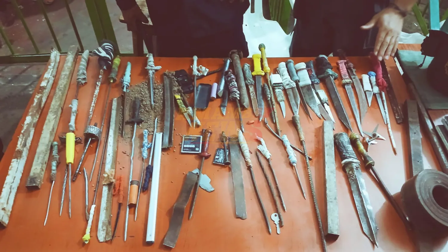 Operativo en Tacumbú: Incautan armas blancas en verificación de pabellones