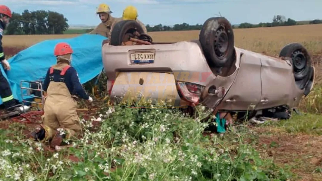 Una mujer fallecida y varios heridos deja el vuelco de un auto en Naranjal