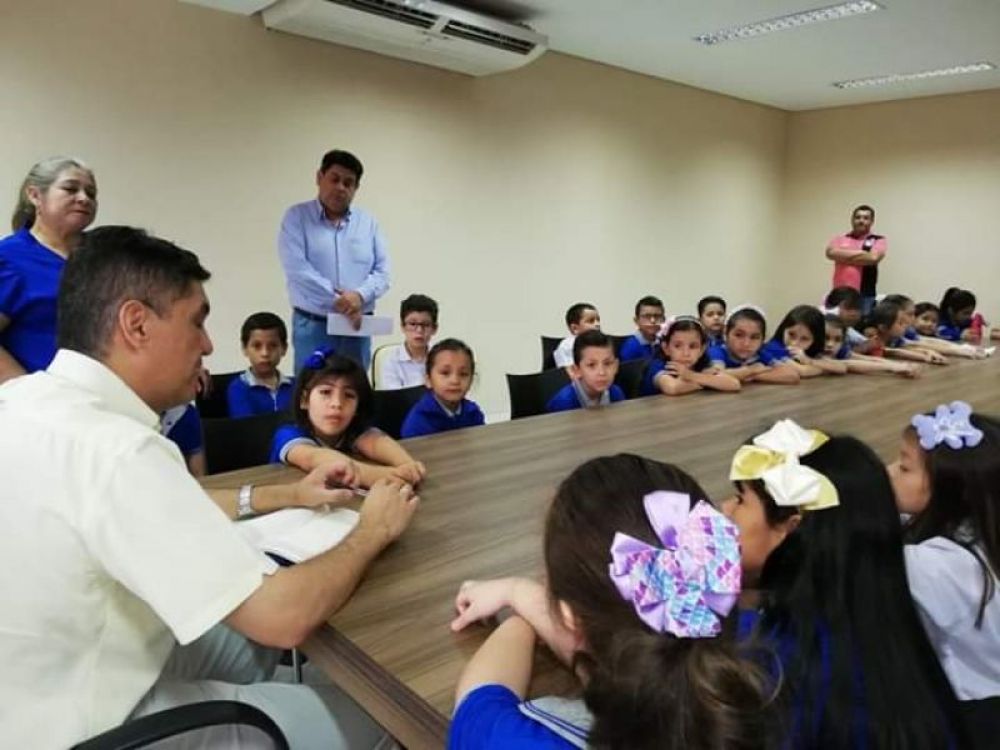 Alumnos de la Escuela Sembrador visitaron al Gobernador Ronald Acevedo