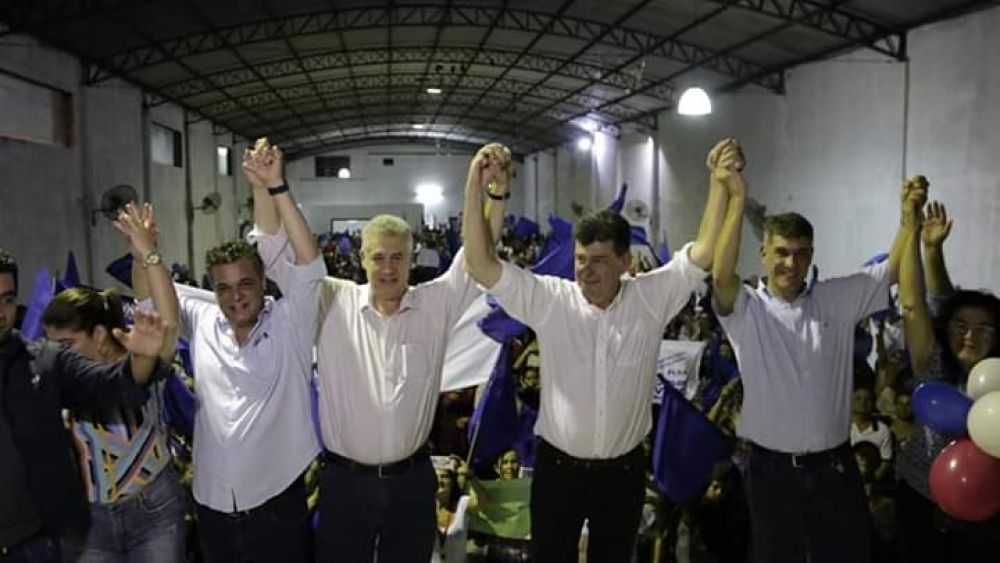 A pesar del mal tiempo la ciudadanía manifestó su incondicional apoyo al intendente José Carlos Acevedo