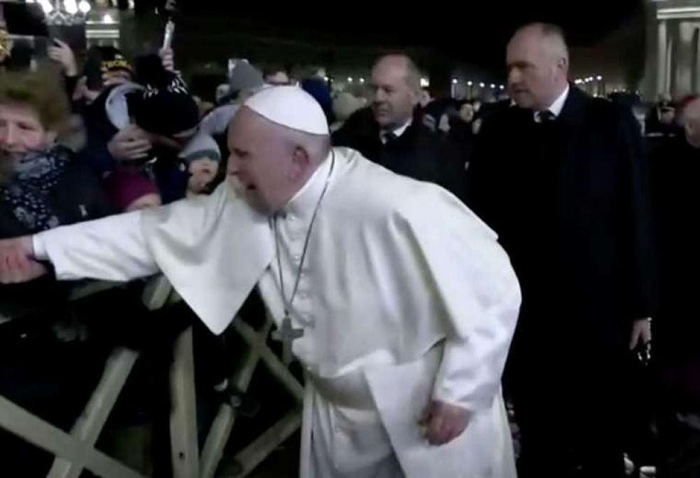 Después de dar un manotazo a una mujer que lo jaló, el papa se disculpa