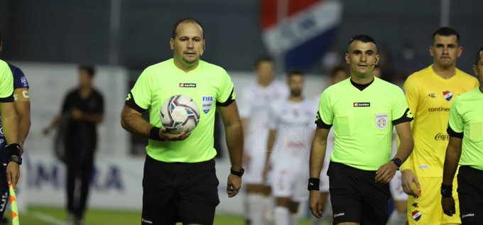 Un par de cambios en el arbitraje: Ingresa un nuevo insignia FIFA