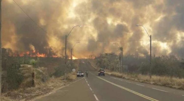 Incontrolable incendio en el Parque Cerro Corá