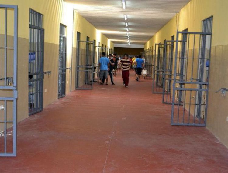 120 guardias en cuarentena tras casos positivos en el penal de Emboscada