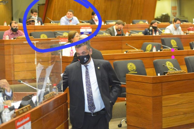 Juancho Acosta usa tapaboca por el cuello en plena sesión de la Cámara de Diputados