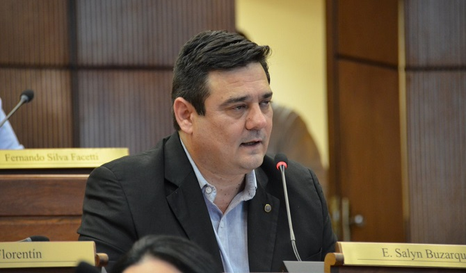 ANDE responde a acusaciones de Salyn Buzarquis por supuestas coimas de criptomineras ilegales