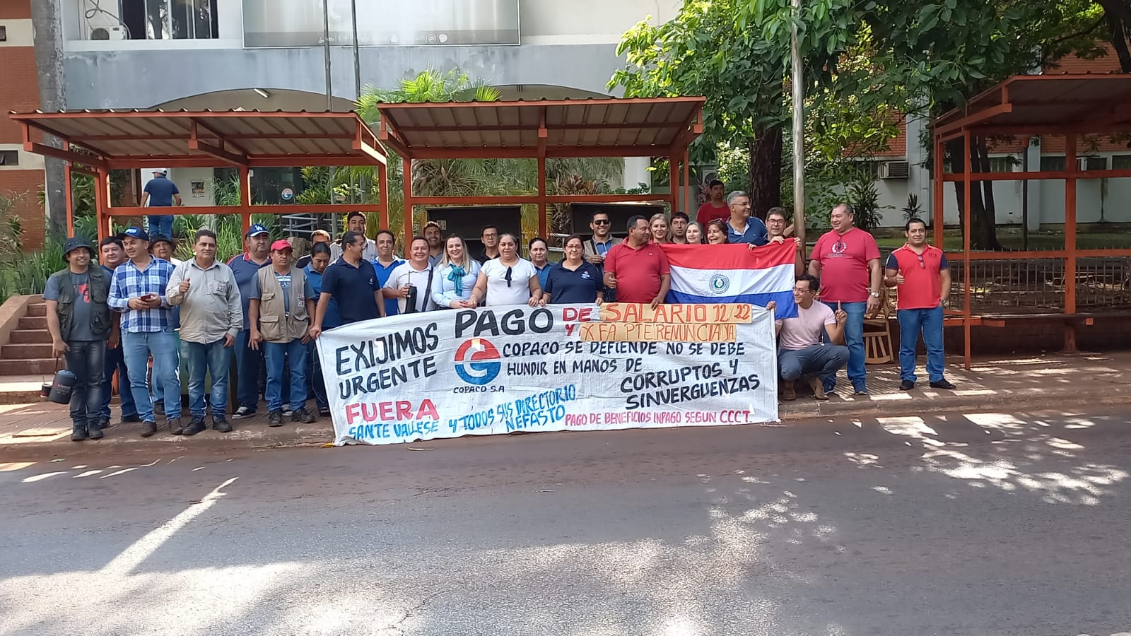 Funcionarios de COPACO se manifiestan para cobrar salarios