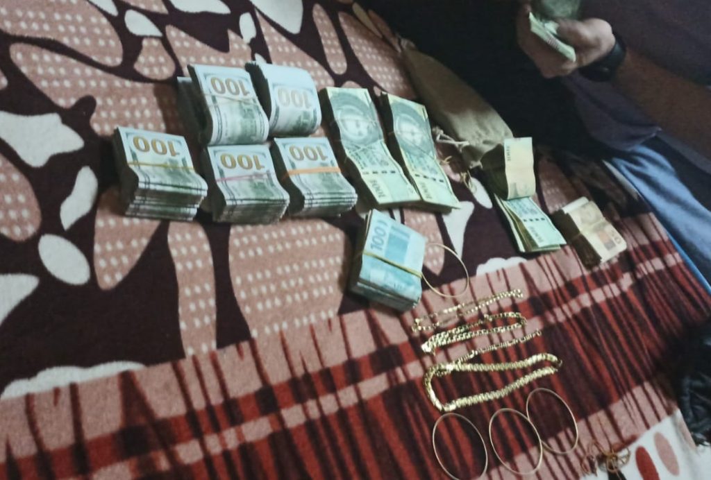 Detienen a un hombre que robó más de USD 50 mil dólares y joyas a su patrón