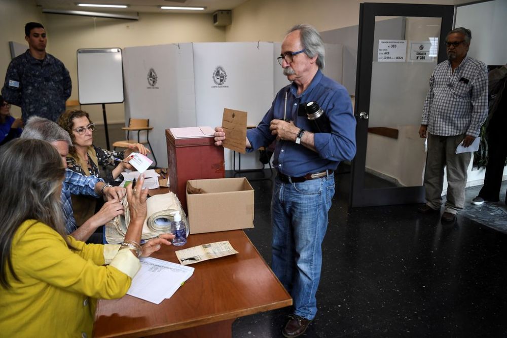 Elección presidencial en Uruguay va a segunda vuelta