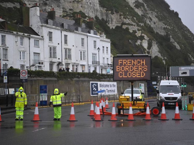 Francia reabre la frontera británica pero impone un control sanitario