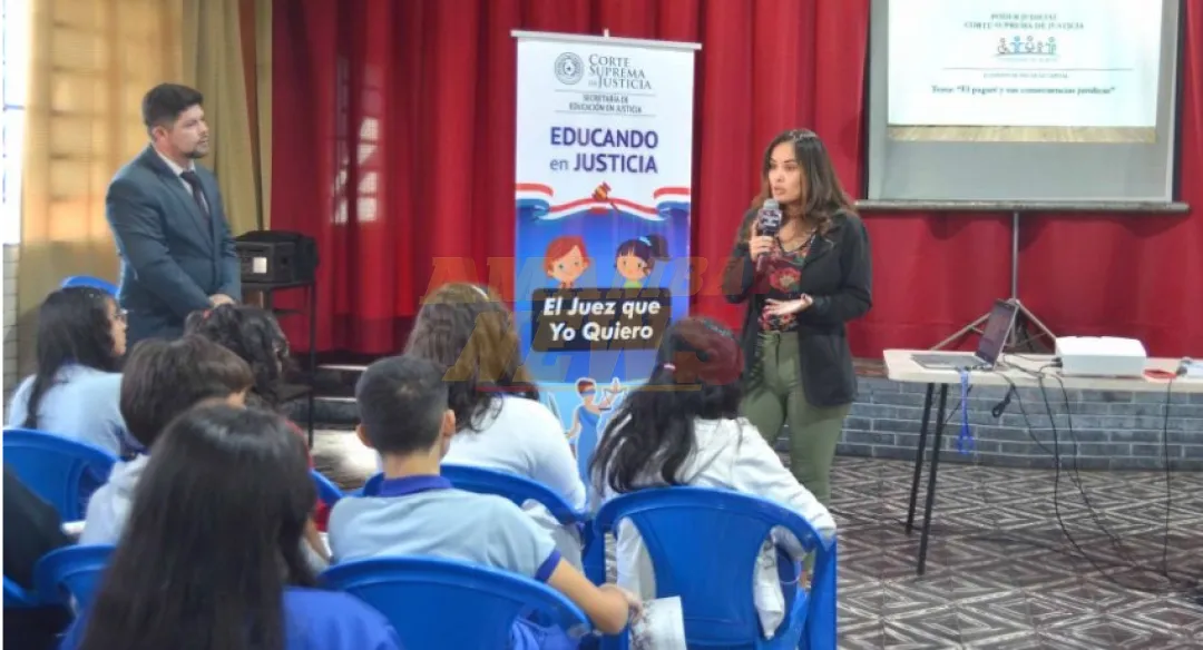 Irónico: jueza de paz que fue suspendida y está investigada dio charla sobre pagarés