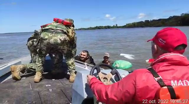 Rescataron a pescadores que cayeron al agua en Ayolas