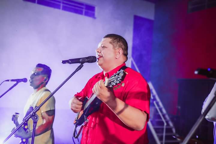 Fotos, guitarreadas y falta de alimentos a niños en los 60 días de Gobierno de Juancho Acosta
