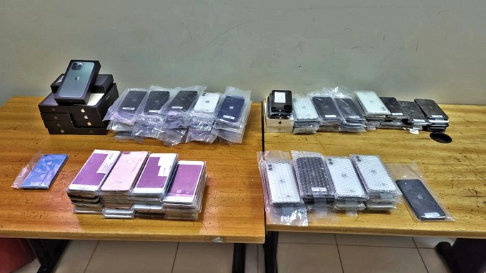 Incautan millonaria carga de celulares transportados en doble fondo de bus paraguayo en Brasil