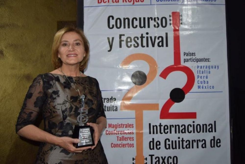 Berta Rojas recibe La Guitarra de Plata en México