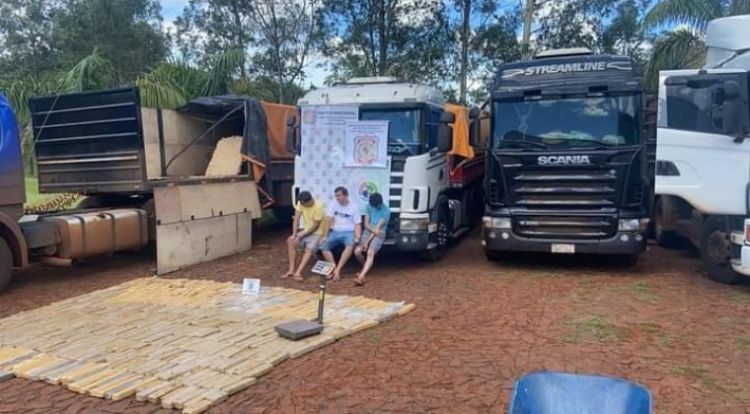 Incautan casi 1 tonelada de marihuana oculta en camiones de gran porte
