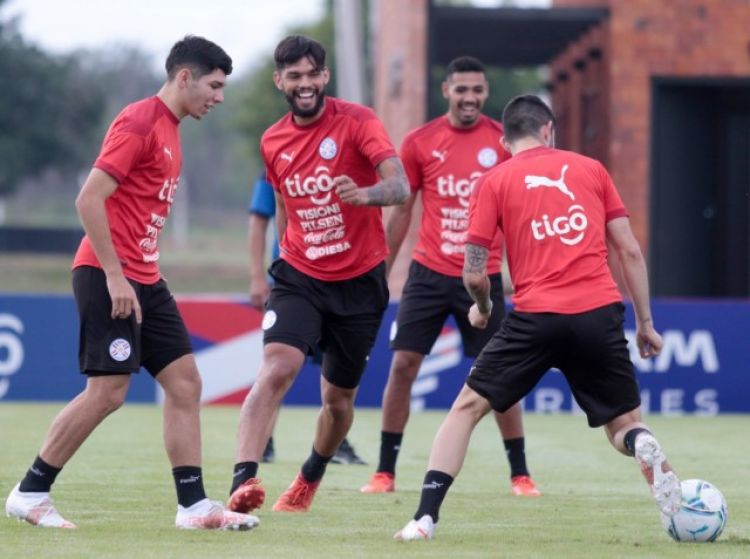 La Albirroja entrena con miras a Uruguay y Brasil