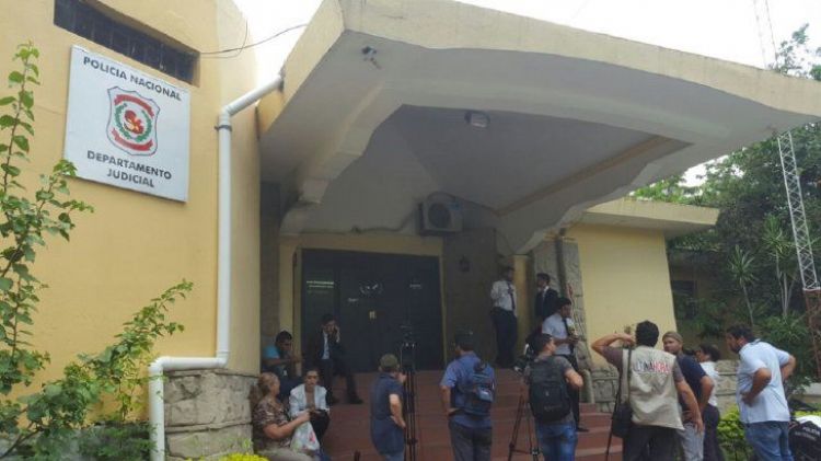 Una mujer escapa por el techo de una dependencia policial