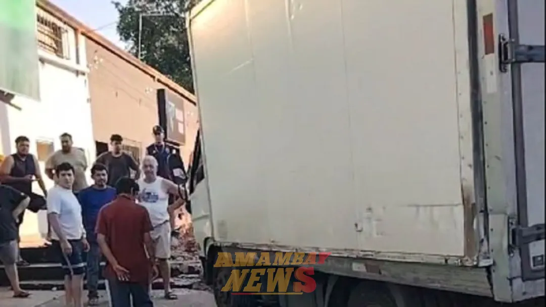 Camión queda sin frenos, provoca múltiple choque y causa destrozos en Capiatá