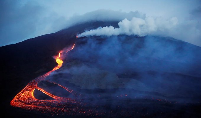 Guatemala: Volcán de Fuego entra en erupción con explosiones y flujo de lava de casi 1 km