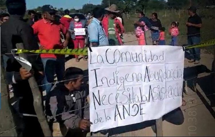 Comunidad indígena cierra camino reclamando agua potable