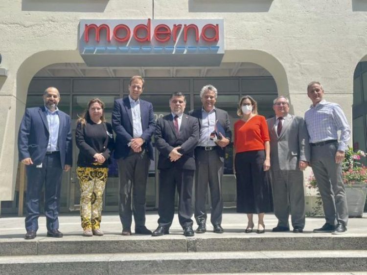 Gobierno suscribe contrato para provisión de vacunas Moderna en el 2022