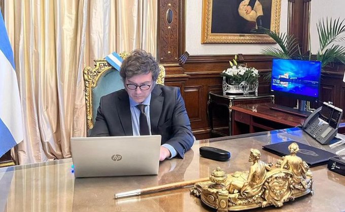 Banco Central de Argentina limita compra de dólares a la espera de Milei