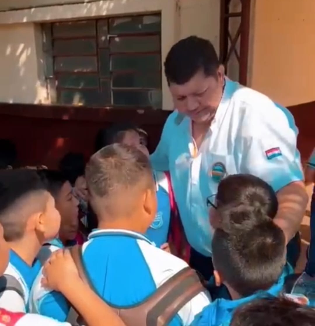 Gobernador visitó a escolares, pero no les llevó nada y ni se acordó del almuerzo y la merienda