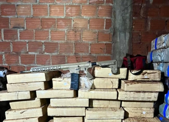 Brasil: Incautan 7 toneladas de marihuana, fusiles y municiones en un búnker