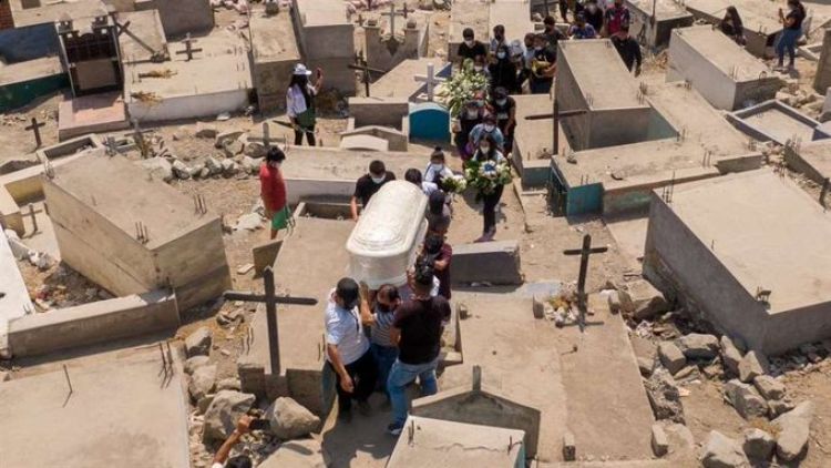 Perú duplica la cifra de muertes por Covid-19 y se convierte en el país con la mayor tasa de mortalidad per cápita del mundo