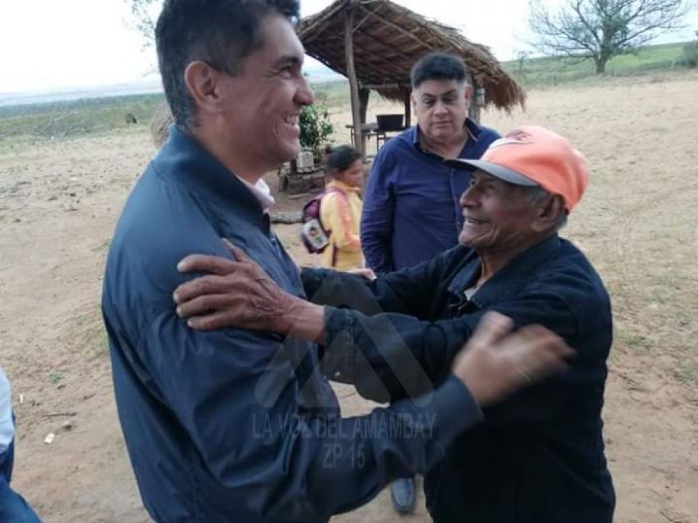 Gobernador y equipo continúa llevando alivio a familias indígenas afectadas por incendios