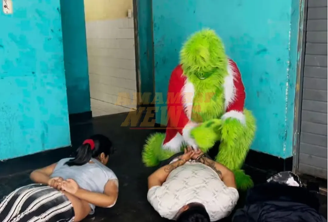 Perú: Policía se disfraza del Grinch para arrestar a vendedores de drogas