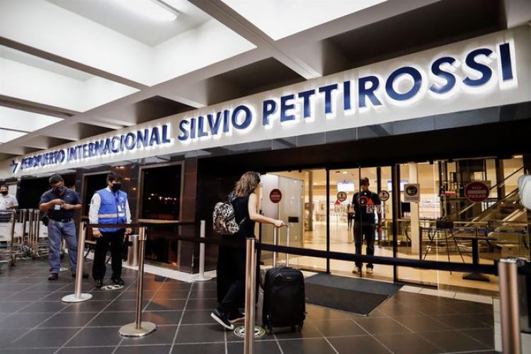 Desde hoy PCR negativo y cuarentena para todos los que ingresen al país